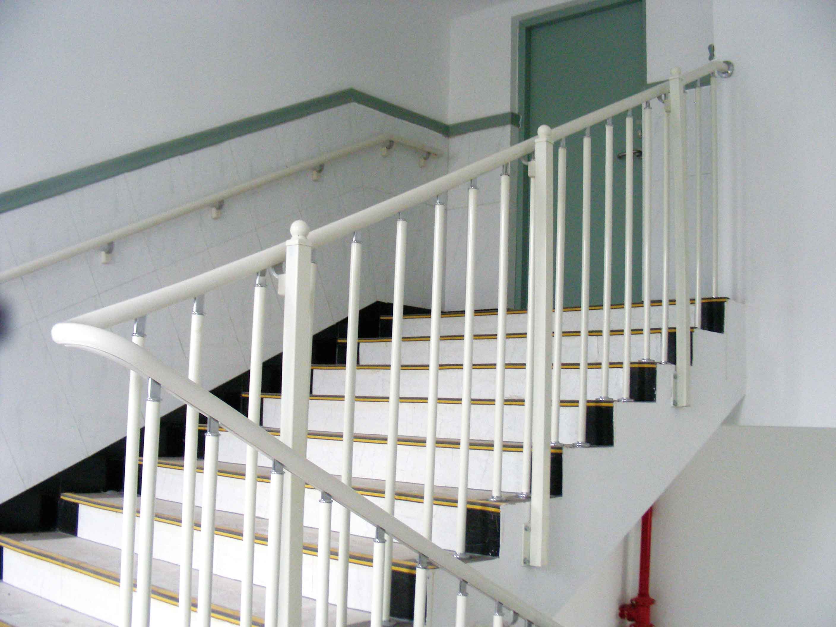 白色的楼梯护栏