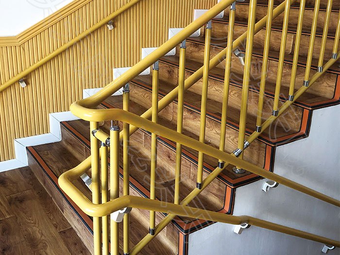 黄色楼梯栏杆